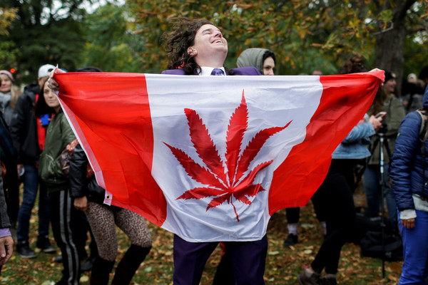 加拿大將大麻解禁,任何成年人都可以在合格商店購買大麻